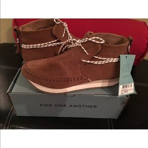 Toms water resistant boots NIB size 8